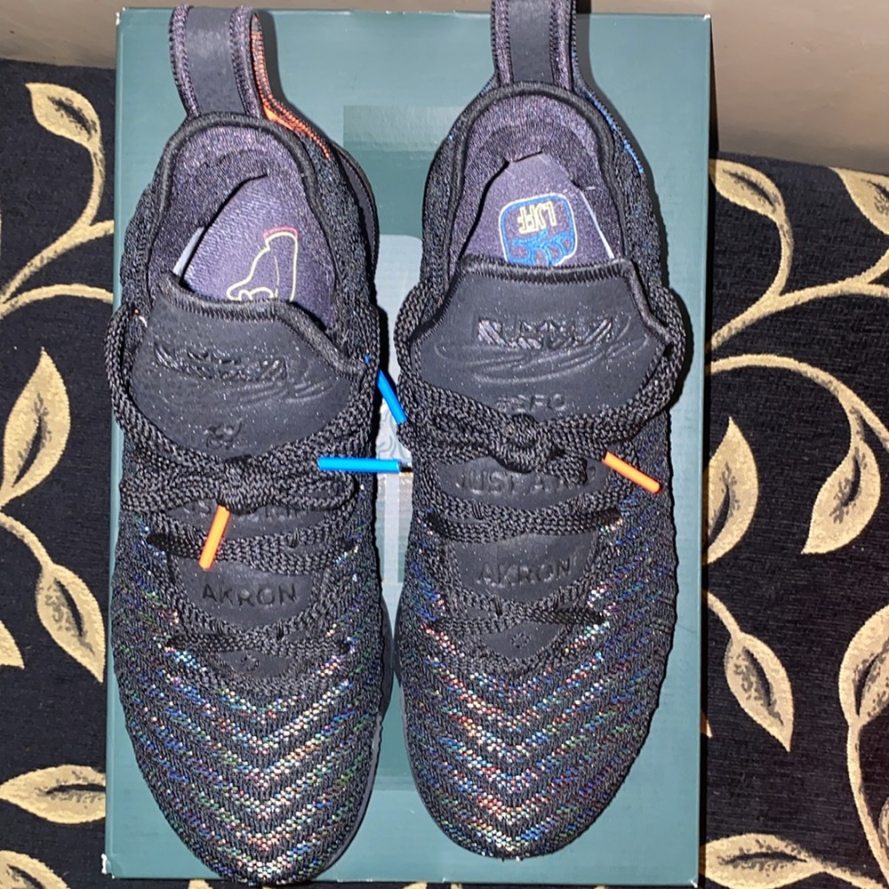Lebron 16 - Picture 4 of 6